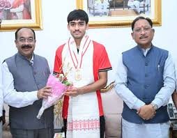 अंडर-18 एशिया कप विजेता हॉकी खिलाड़ी ने मुख्यमंत्री श्री विष्णुदेव साय से की सौजन्य भेंट…
