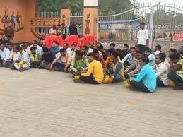 इस प्लांट के बाहर ठेका श्रमिकों का धरना, रोजगार समाप्त करने के विरोध में प्रदर्शन…