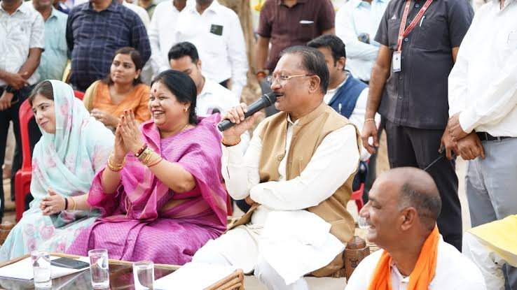 बरगद की छांव में सजी मुख्यमंत्री की चौपाल जिले के गांव में ग्रामीणों से किया सीधा संवाद…