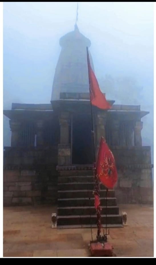 चैतुरगढ़ बना स्वर्ग से सुंदर, भोर में कोहरा दिन में हरियाली प्रकृति ने बिखेरे अनुपम सौंदर्य; बादलों के बीच झलक रहा महिषासुर मर्दिनी का दिव्या दरबार सरपंच पुटा दिलाराम नेताम