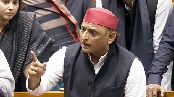 चंदा चोर, गद्दी छोड़ संसद के बाहर सपा का हंगामा, कहा- जो चढ़ावे की रक्षा न कर सके, वो पेपर लीक कैसे रोकेंगे