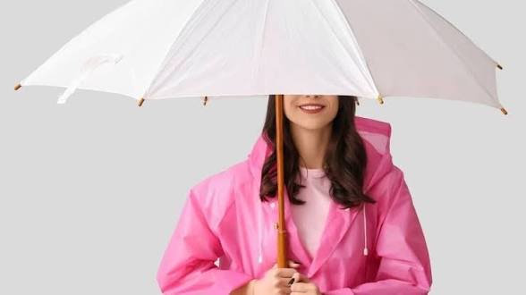 अब बारिश में भी दिखें स्टाइलिश, रेनकोट को ऐसे करें स्टाइल, पाएं ट्रेंडी और स्मार्ट लुक…