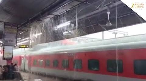 बारिश में पानी-पानी हुआ यह रेलवे स्टेशन, पहली बारिश में ही खुली पोल, यात्री हुए…