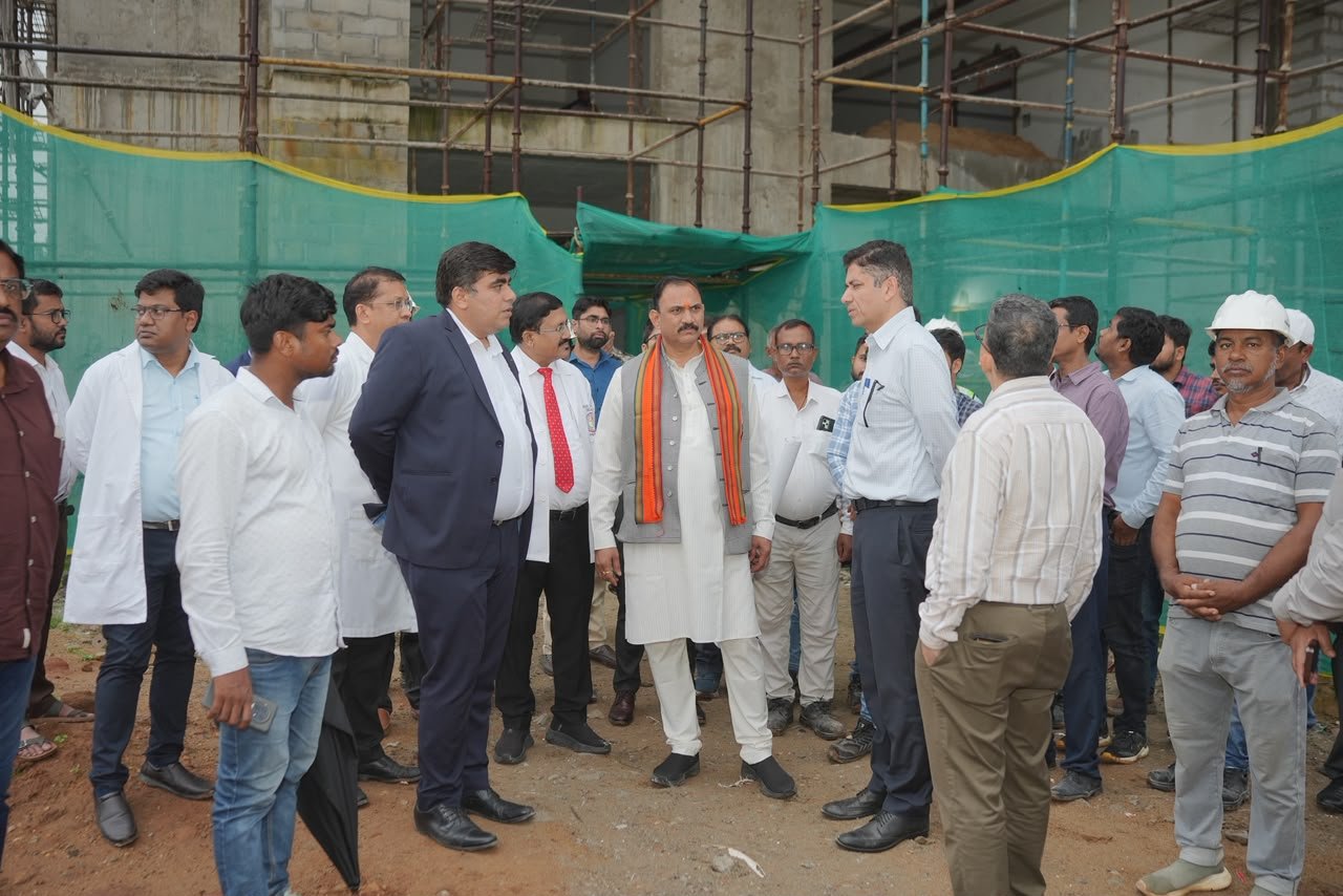 स्वास्थ्य मंत्री श्री श्याम बिहारी जायसवाल ने निर्माणाधीन मेडिकल कॉलेज का किया निरीक्षण