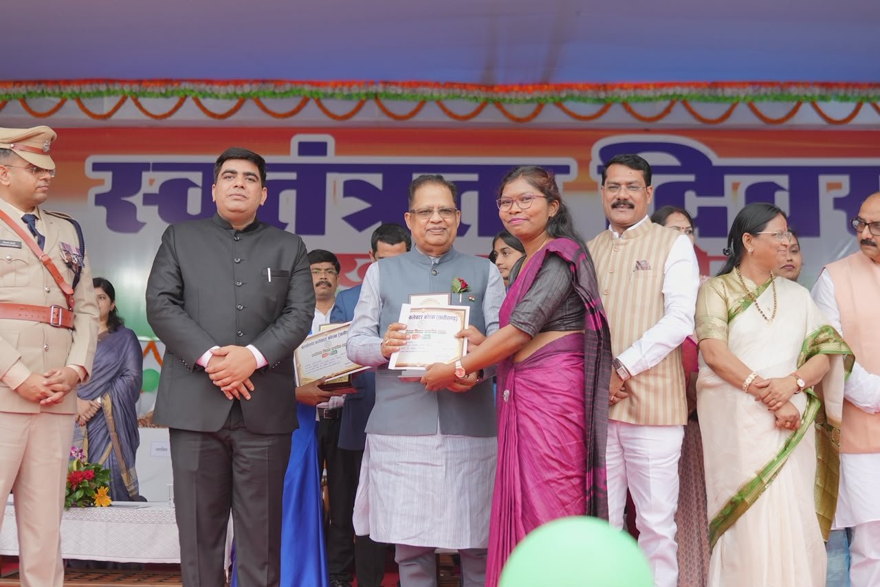 कोरबा में 80 वें स्वतंत्रता दिवस हर्षोल्लास और उमंग के माहौल में संपन्नमुख्य अतिथि विधायक श्री अमर अग्रवाल ने ध्वजारोहण कर परेड की सलामी ली शहीद जवानों के परिजनों को किया सम्मानित