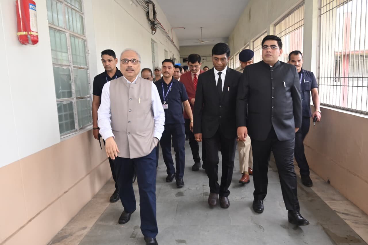 माननीय मुख्य न्यायमूर्ति श्री रमेश सिन्हा ने किया व्यवहार न्यायालय, कटघोरा जिला कोरबा का निरीक्षण व न्यायालयीन व्यवस्थाओं, अधोसंरचना का लिया जायजा, अधिवक्ता संघ की समस्याओं के संबंध में की चर्चा…