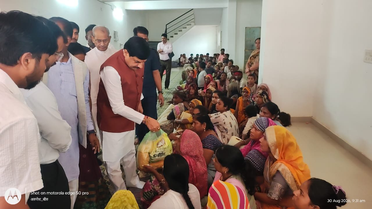 रात्रि में की समीक्षा, सुबह होते ही बाढ़ पीड़ितों के बीच पहुंचे सीएम डॉ. यादव, बांटी राहत सामग्री