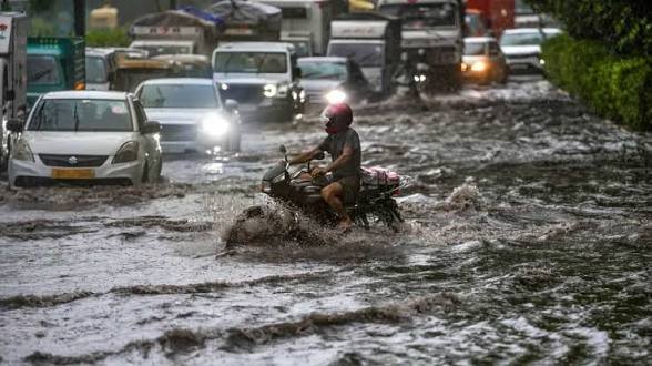मॉनसून का रौद्र रूप कई राज्यों में भारी बारिश, पहाड़ों पर भूस्खलन का खतरा…