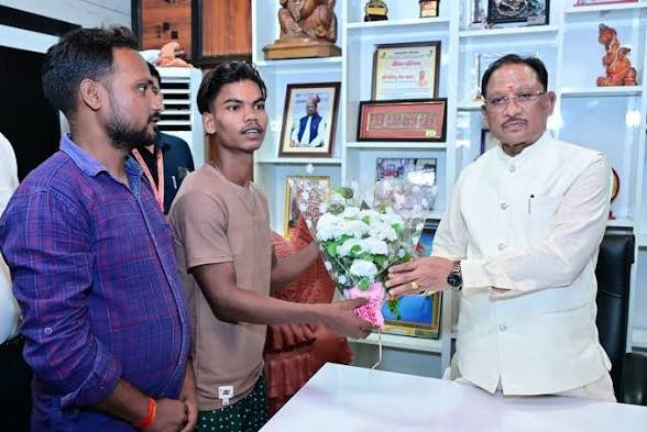 मुख्यमंत्री कैंप कार्यालय की संवेदनशील पहल से इस युवा को मिला नया जीवन