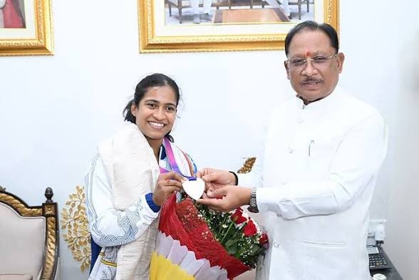 राष्ट्रमंडल रजत पदक विजेता प्रदेश की बेटी ज्ञानेश्वरी यादव का सीएम हाउस में भव्य सम्मान, मुख्यमंत्री ने की 30 लाख और DSP पदोन्नति की घोषणा…