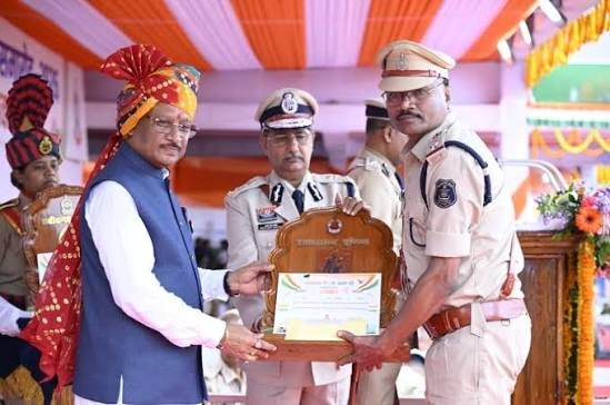 सीएम साय ने IPS तारकेश्वर पटेल को राष्ट्रपति पदक से किया सम्मानित, कर्तव्यनिष्ठा और उत्कृष्ट सेवाओं की सराहना की, कानून व्यवस्था में है शानदार रिकॉर्ड…