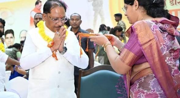 मेरी सगी बहन तो नहीं; आज माधुरी जी ने वह कमी भी पूरी कर दी’, राखी बंधवाकर भावुक हुए…