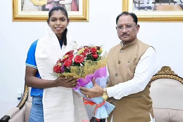 एशियन गेम्स में गोल्ड जीतकर लौटीं संजू देवी, CM साय ने किया सम्मान; इतने लाख रुपए की प्रोत्साहन राशि काह हुआ ऐलान…