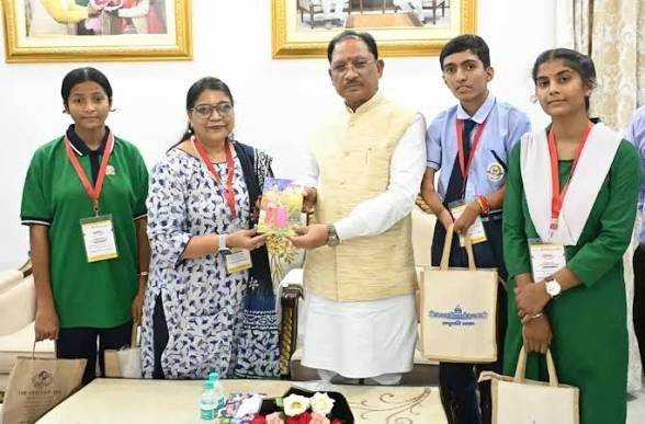 राष्ट्रपति से भेंट कर लौटे प्रतिभावान विद्यार्थियों ने मुख्यमंत्री साय से की सौजन्य मुलाकात…
