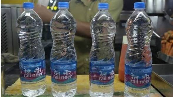 पानी की बोतल के ज्यादा पैसे लेना पड़ा महंगा, दुकानदार पर लगा इतने लाख का जुर्माना…