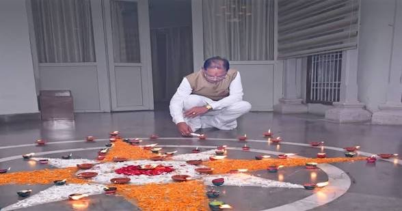 प्रधानमंत्री के जन्मदिवस पर मुख्यमंत्री श्री विष्णु देव साय ने अपने निवास पर जलाया ‘आशीर्वाद का दीया’…