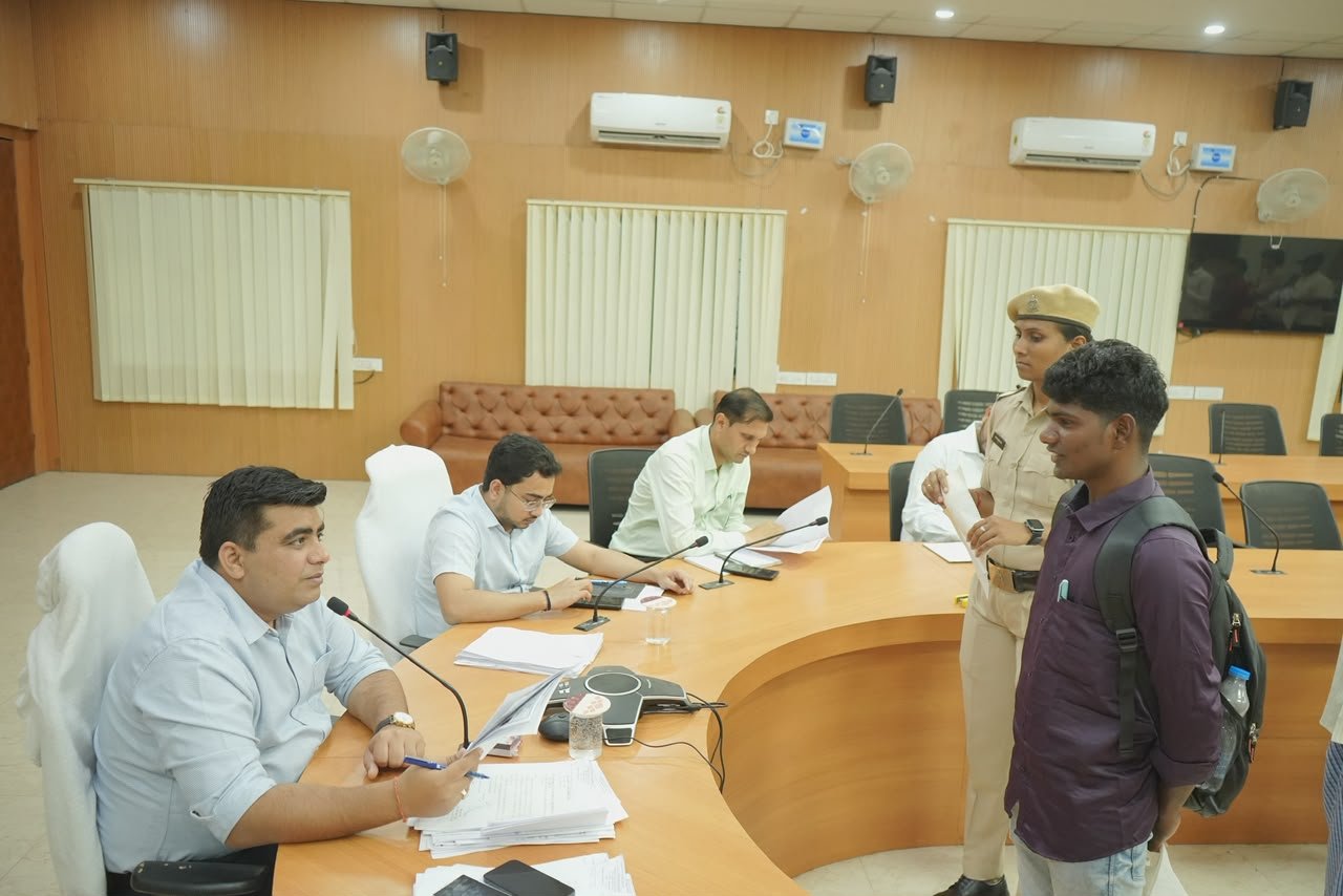 जनदर्शन में नागरिकों ने रखीं अपनी समस्याएं, कलेक्टर अधिकारियों को समयबद्ध निराकरण के दिए निर्देश
