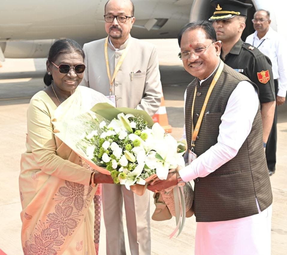 रायपुर पहुंची राष्ट्रपति राज्यपाल डेका और मुख्यमंत्री साय ने एयरपोर्ट में किया आत्मीय स्वागत, देखें फोटोज…