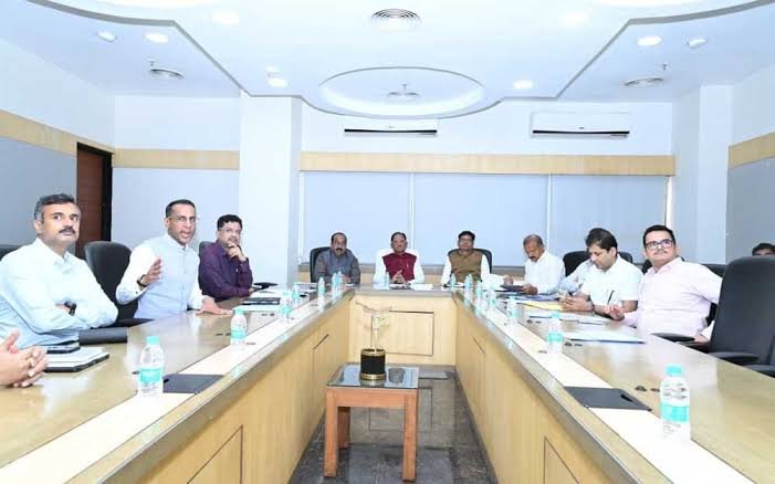 भविष्य की जरूरतों और आर्थिक विकास की प्राथमिकताओं के अनुरूप हो अधोसंरचना का निर्माण मुख्यमंत्री साय…