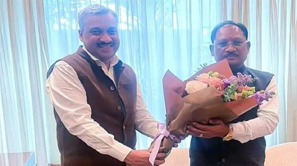 सिंगापुर से रायपुर लौटे CM साय, ढोल-नगाड़ों से स्वागत, बोले – सफल रहा दौरा, प्रदेश को मिले ₹43,600 करोड़ के निवेश प्रस्ताव…