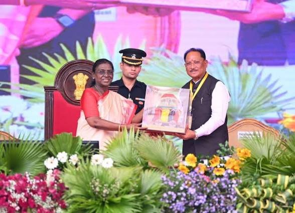 राष्ट्रपति श्रीमती द्रौपदी मुर्मु ने यहां के दशहरा की अनूठी परंपराओं और जनजातीय संस्कृति की सराहना की…