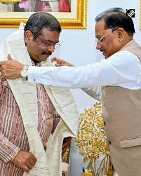 मुख्यमंत्री साय से सांसद श्री धर्मेंद्र प्रधान ने की शिष्टाचार भेंट…